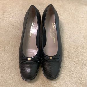 Salvatore Ferragamo Bow Pump (Black) - Size 7